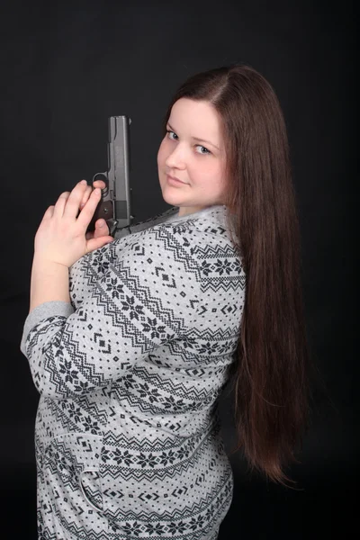 女性が銃を持ったポーズ. — ストック写真