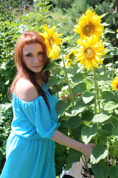 Frau mit Sonnenblumen — Stockfoto