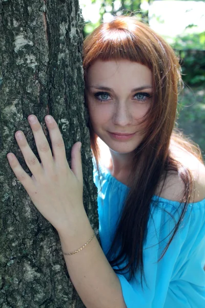Kvinna med träd — Stockfoto