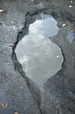 Asfalt içinde büyük çukur