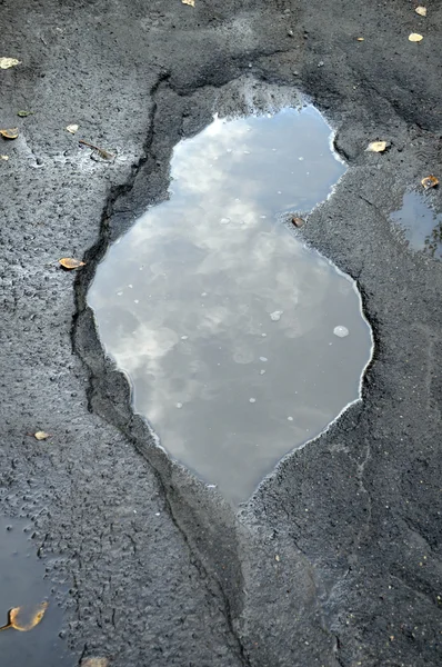 Asfalt içinde büyük çukur