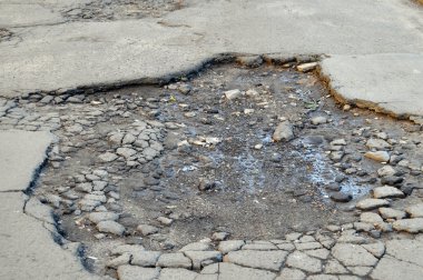 Asfalt içinde büyük çukur