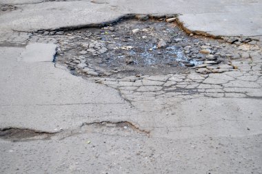 Asfalt içinde büyük çukur
