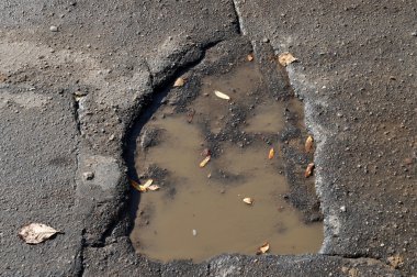 Asfalt içinde büyük çukur
