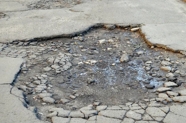 Gran hoyo en el asfalto — Foto de Stock