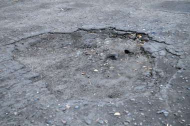 Asfalt içinde büyük çukur