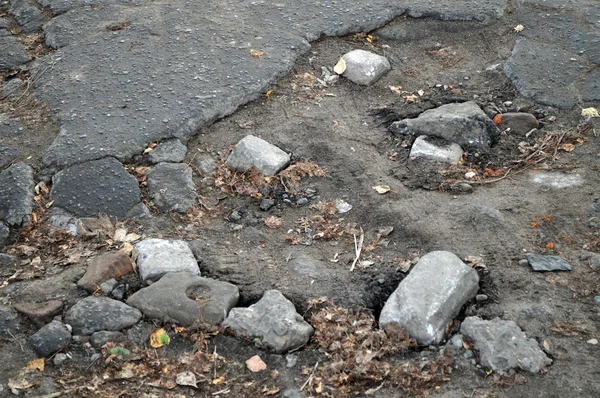 Gran hoyo en el asfalto — Foto de Stock