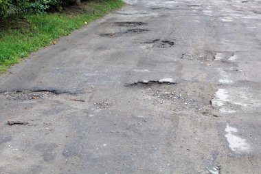 asfalt ile büyük çukurlar