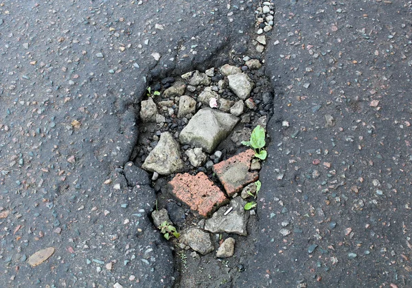Grande poço com asfalto — Fotografia de Stock