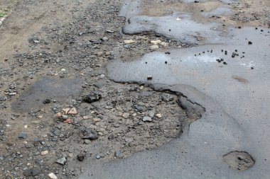 asfalt ile büyük çukurlar