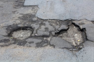 asfalt ile büyük çukurlar