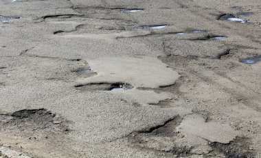 asfalt ile büyük çukurlar