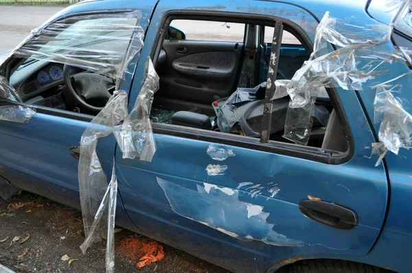 Окно машины разбито вором — стоковое фото