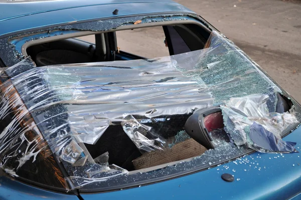bir hırsız tarafından parçalanmış araba penceresi