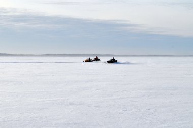 Erkekler bir kar üzerinde sürme