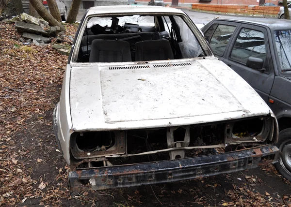 Сломанный старый белый автомобиль — стоковое фото