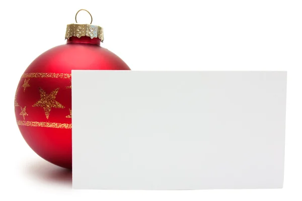 Червоний різдвяний м'яч з карткою — стокове фото