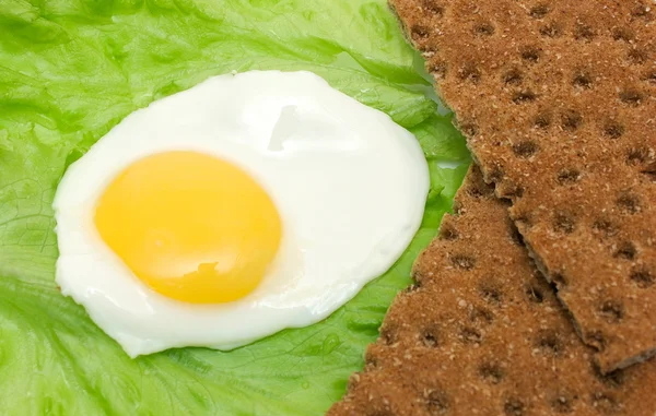 Háttér egészséges étel: sült ropogós kenyér, tojás, saláta Stock Kép