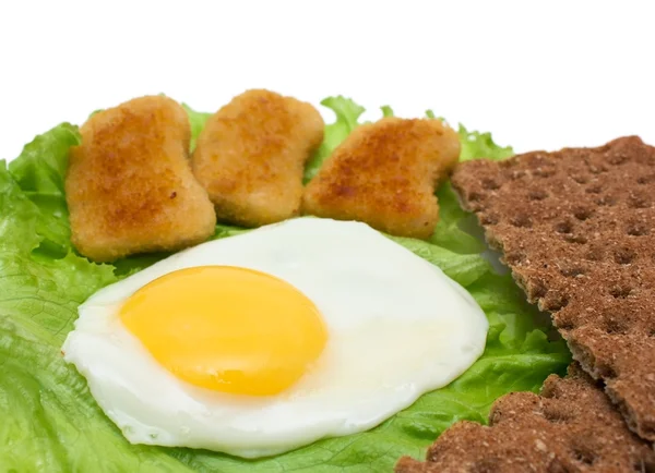 Colazione copiare spazio: uovo fritto, lattuga, pane croccante e pepita — Foto Stock