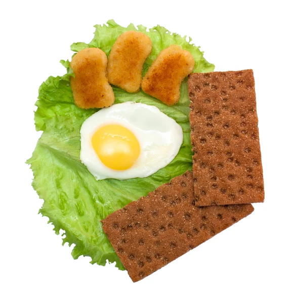 Kahvaltı: kızarmış yumurta, marul, gevrek ekmek ve nuggets - Stok İmaj