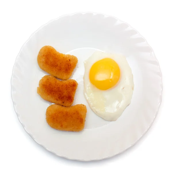 Sahanda yumurta ve nuggets plaka üzerinde Telifsiz Stok Fotoğraflar