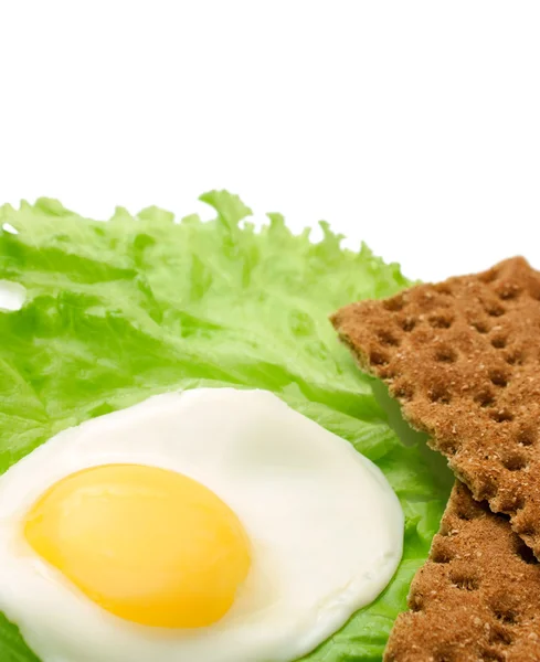 Egészséges táplálkozás másol hely: sült ropogós kenyér, tojás, saláta Stock Kép