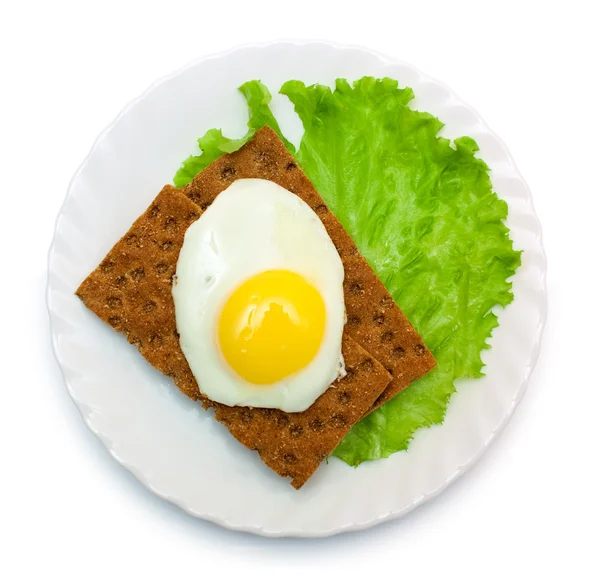 Diyet öğle yemeği: kızarmış yumurta, marul, plaka üzerinde gevrek ekmek Telifsiz Stok Imajlar