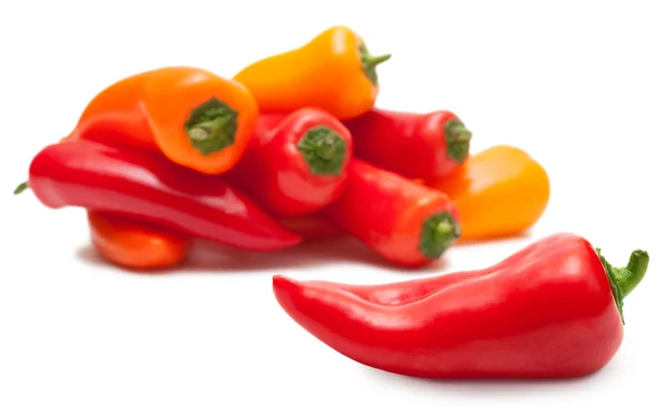 Perfecte rode paprika en heap van pepers over Wit — Stockfoto