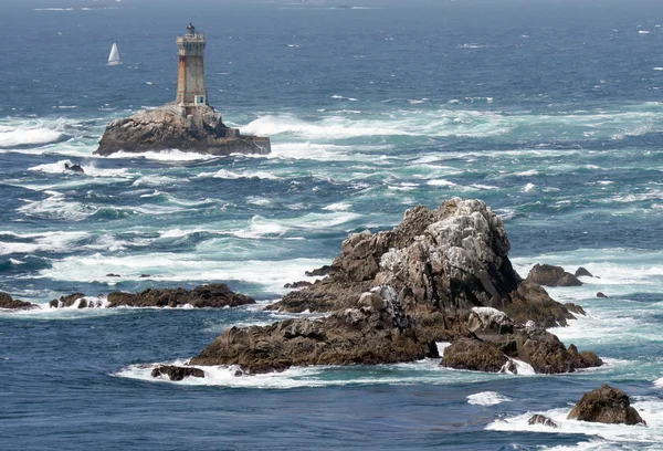 Costa áspera y rocosa de Bretaña — Foto de Stock