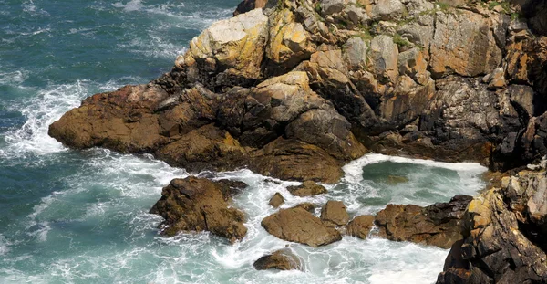 Litoral acidentado e rochoso da Bretanha — Fotografia de Stock