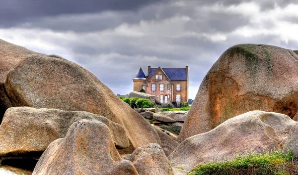 Huis tussen grote rotsen — Stockfoto