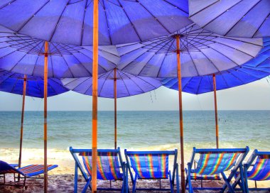 Plajda mavi şemsiye 