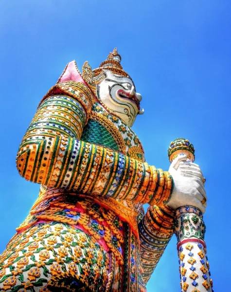 Porslin väktare på templet i Bangkok — Stockfoto