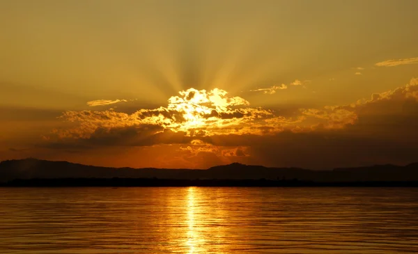 Schöner Sonnenuntergang mit Sonnenstrahlen — Stockfoto