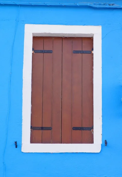 Janela com um obturador de madeira — Fotografia de Stock