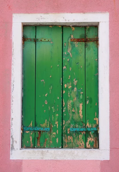 Janela com um obturador de madeira — Fotografia de Stock