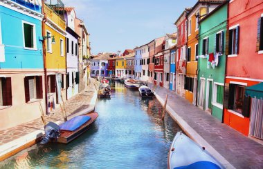 su kanalı tarafından renkli evleri 