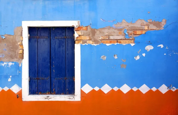 Devant une maison peinte dans des motifs traditionnels — Photo