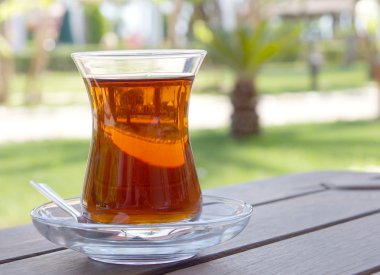 Sıcak Türk çayı ile cam
