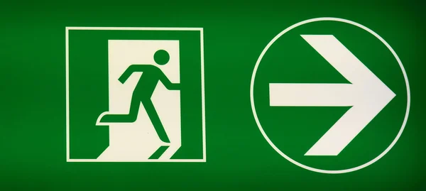 insanlar çıkış yolu göstermek için çıkış işareti