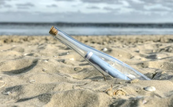 Bericht in fles op strand — Stockfoto