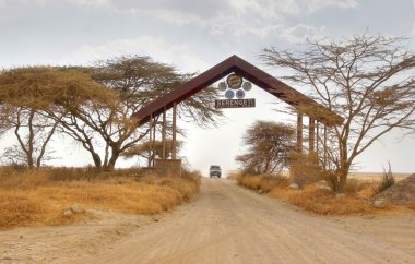 Giriş kapısı ünlü serengeti Milli Parkı kenarlığını tarafından