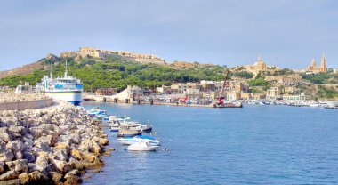 küçük adanın Gozo Harbor