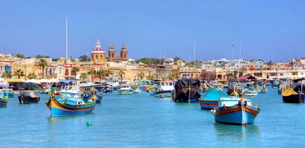 Traditional fishing boats in harbour — Stock Photo, Image