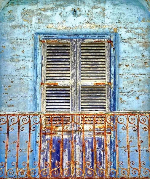 Viejo muro agrietado con ventana — Foto de Stock