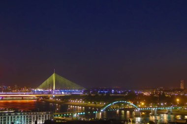 Sırbistan 'ın başkenti Belgrad' ı gece görün. Sava Nehri ve Belgrad limanına inşaat halindeki manzara, 4 Belgrad Köprüsü manzarası
