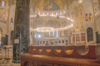 Saint Sava Tapınağı, Belgrad ve Sırbistan 'daki son çalışmalar, Rusya Federasyonu' nda yapılmış dev mozaik zemininin kurulumu