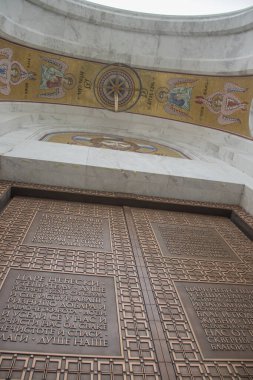 Üzerinde dini resimler olan devasa metal kapılar, Belgrad, Sırbistan 'daki Saint Sava Tapınağı' nın girişinde