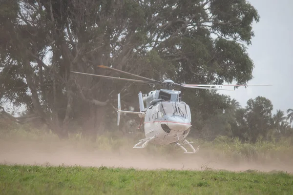 Вертоліт Приземляється Відкритому Полі Африці Надаючи Гуманітарну Допомогу — стокове фото