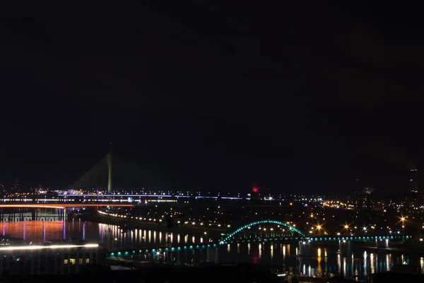 ベオグラード市 セルビアの首都 建設中の都市の新しい部分の夜景は ベオグラードウォーターフロントと呼ばれ サヴァ川を渡る古い金属製の橋の上にも表示されます — ストック写真